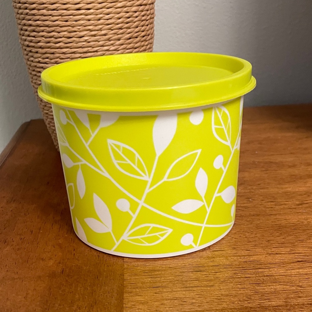 Like New Tupperware Small 2 Cup Food Storage Canister Container Leaf Pattern